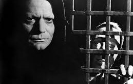 Başrollerde Max von Sydow, Bengt Ekerot, Gunnar Björnstrand ve Bibi Andersson yer alır. Film, Orta Çağ Avrupa’sında geçen hikâyesini ölüm, inanç, varoluş ve insanın anlam arayışı üzerine kurarken, bugün hâlâ sinema tarihinin en çok analiz edilen eserlerinden biri olmayı sürdürmektedir.