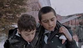 Altın Portakal Film Festivali’nde En İyi Film dahil birçok ödül kazanan yapım, minimal mekân kullanımı ve yoğun dramatik yapısıyla izleyiciyi sürekli gerilim halinde tutan bir anlatı kurar. Ancak bu gerilim, aksiyon temelli değil; daha çok bekleyiş, çaresizlik ve iletişimsizlik üzerinden gelişir.
