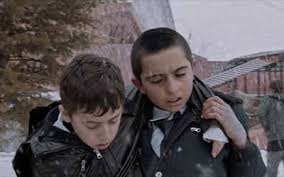 Altın Portakal Film Festivali’nde En İyi Film dahil birçok ödül kazanan yapım, minimal mekân kullanımı ve yoğun dramatik yapısıyla izleyiciyi sürekli gerilim halinde tutan bir anlatı kurar. Ancak bu gerilim, aksiyon temelli değil; daha çok bekleyiş, çaresizlik ve iletişimsizlik üzerinden gelişir.