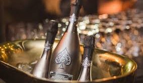 Armand de Brignac, Fransız şampanya geleneğini modern lüks anlayışıyla birleştiren, dünya çapında “Ace of Spades” (Maça Ası) adıyla da bilinen ultra-premium bir şampanya markasıdır. 2006 yılında piyasaya çıkan bu marka, kısa sürede yalnızca bir içki değil, aynı zamanda yüksek sosyetenin ve pop kültürün bir statü sembolü haline gelmiştir.
