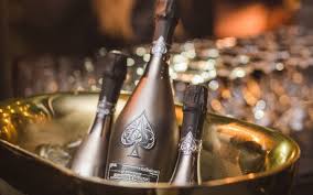 Armand de Brignac, Fransız şampanya geleneğini modern lüks anlayışıyla birleştiren, dünya çapında “Ace of Spades” (Maça Ası) adıyla da bilinen ultra-premium bir şampanya markasıdır. 2006 yılında piyasaya çıkan bu marka, kısa sürede yalnızca bir içki değil, aynı zamanda yüksek sosyetenin ve pop kültürün bir statü sembolü haline gelmiştir.