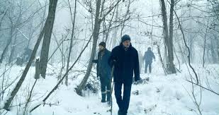 Yönetmenliğini ve senaryosunu Selcen Ergun’un üstlendiği film, sert doğa koşulları içinde geçen bir hikâyeyi yalnızca fiziksel bir mücadele olarak anlatmaz. Bunun yerine, küçük bir kasabada insanların birbirleriyle kurdukları ilişkileri, sessiz güç dengelerini ve görünmeyen korkuları merkeze yerleştirir.