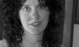 Laura Kasischke, 1961 yılında Amerika Birleşik Devletleri’nin Michigan eyaletinde doğmuştur. Çocukluk ve gençlik yıllarını bu bölgede geçiren yazar, erken yaşlardan itibaren edebiyata ve yazıya ilgi duymuştur.