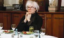 6 Ağustos 1928’de Amerika Birleşik Devletleri’nin Pittsburgh kentinde doğan Warhol, modern tüketim toplumunu sanatın merkezine yerleştirerek sanat anlayışını kökten değiştirmiştir. Seri üretim nesnelerini, reklam estetiğini ve ünlü kültürünü sanatın konusu hâline getirmesi, onu çağdaş sanat tarihinin en radikal isimlerinden biri yapmıştır.