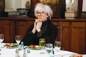 6 Ağustos 1928’de Amerika Birleşik Devletleri’nin Pittsburgh kentinde doğan Warhol, modern tüketim toplumunu sanatın merkezine yerleştirerek sanat anlayışını kökten değiştirmiştir. Seri üretim nesnelerini, reklam estetiğini ve ünlü kültürünü sanatın konusu hâline getirmesi, onu çağdaş sanat tarihinin en radikal isimlerinden biri yapmıştır.