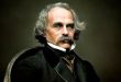 Nathaniel Hawthorne, 4 Temmuz 1804 tarihinde Salem kentinde doğdu. Doğduğu şehir, daha sonra eserlerinin merkezine yerleşecek olan Salem Cadı Mahkemeleri ile ünlüydü. Ailesinin geçmişi de bu olaylarla doğrudan bağlantılıydı. Atalarından biri olan John Hathorne, Salem cadı yargılamalarında görev alan sert yargıçlardan biriydi. Hawthorne, bu aile geçmişinden duyduğu rahatsızlık nedeniyle soyadını “Hathorne” yerine “Hawthorne” olarak değiştirdi ve soyadına bir “w” harfi ekledi.