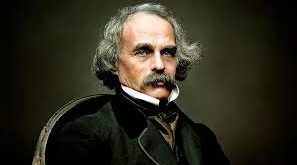Nathaniel Hawthorne, 4 Temmuz 1804 tarihinde Salem kentinde doğdu. Doğduğu şehir, daha sonra eserlerinin merkezine yerleşecek olan Salem Cadı Mahkemeleri ile ünlüydü. Ailesinin geçmişi de bu olaylarla doğrudan bağlantılıydı. Atalarından biri olan John Hathorne, Salem cadı yargılamalarında görev alan sert yargıçlardan biriydi. Hawthorne, bu aile geçmişinden duyduğu rahatsızlık nedeniyle soyadını “Hathorne” yerine “Hawthorne” olarak değiştirdi ve soyadına bir “w” harfi ekledi.