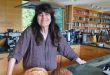 Ruth Reichl, modern yemek kültürünü yalnızca tarifler üzerinden değil; hikâye anlatımı, eleştiri geleneği ve medya etkisi üzerinden yeniden şekillendiren en önemli isimlerden biridir. Yarım asrı aşan kariyeri boyunca hem profesyonel mutfakta hem de yazılı ve görsel medyada aktif rol almış, gastronomi dünyasında “eleştirmenin gücü” kavramını kökten değiştirmiştir.