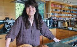 Ruth Reichl, modern yemek kültürünü yalnızca tarifler üzerinden değil; hikâye anlatımı, eleştiri geleneği ve medya etkisi üzerinden yeniden şekillendiren en önemli isimlerden biridir. Yarım asrı aşan kariyeri boyunca hem profesyonel mutfakta hem de yazılı ve görsel medyada aktif rol almış, gastronomi dünyasında “eleştirmenin gücü” kavramını kökten değiştirmiştir.