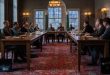 Film, 20 Ocak 1942 tarihinde Berlin’de gerçekleştirilen Wannsee Konferansı’nı merkezine alır. Nazi Almanyası’nın üst düzey yetkililerinin bir araya geldiği bu toplantı, Yahudilerin sistematik olarak yok edilmesini organize eden bürokratik sürecin en önemli yapı taşlarından biri olarak kabul edilir.
