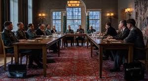 Film, 20 Ocak 1942 tarihinde Berlin’de gerçekleştirilen Wannsee Konferansı’nı merkezine alır. Nazi Almanyası’nın üst düzey yetkililerinin bir araya geldiği bu toplantı, Yahudilerin sistematik olarak yok edilmesini organize eden bürokratik sürecin en önemli yapı taşlarından biri olarak kabul edilir.
