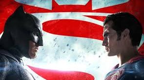 Yönetmen koltuğunda görsel tarzı ve karanlık anlatımıyla tanınan Zack Snyder otururken, başrollerde Ben Affleck (Batman) ve Henry Cavill (Superman) yer alır. Film aynı zamanda Man of Steel’in devamı niteliğindedir ve DC Genişletilmiş Evreni’nin (DCEU) ikinci büyük halkasını oluşturur.