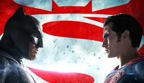 Yönetmen koltuğunda görsel tarzı ve karanlık anlatımıyla tanınan Zack Snyder otururken, başrollerde Ben Affleck (Batman) ve Henry Cavill (Superman) yer alır. Film aynı zamanda Man of Steel’in devamı niteliğindedir ve DC Genişletilmiş Evreni’nin (DCEU) ikinci büyük halkasını oluşturur.