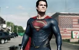 Film, Superman karakterini yalnızca bir kurtarıcı figür olarak değil, aynı zamanda kimlik arayışı yaşayan bir yabancı olarak yeniden tanımlar. Bu yönüyle klasik süper kahraman anlatılarından ayrılır ve daha felsefi bir zemine oturur.