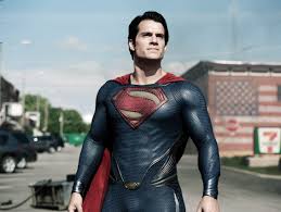 Film, Superman karakterini yalnızca bir kurtarıcı figür olarak değil, aynı zamanda kimlik arayışı yaşayan bir yabancı olarak yeniden tanımlar. Bu yönüyle klasik süper kahraman anlatılarından ayrılır ve daha felsefi bir zemine oturur.