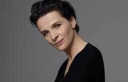 Juliette Binoche’un sinema kariyeri 1980’li yılların başında başladı. İlk dönemlerinde yardımcı roller üstlenen oyuncu, doğal oyunculuğu ve etkileyici ekran enerjisi sayesinde kısa sürede dikkat çekti.