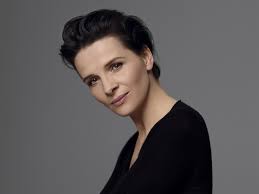 Juliette Binoche’un sinema kariyeri 1980’li yılların başında başladı. İlk dönemlerinde yardımcı roller üstlenen oyuncu, doğal oyunculuğu ve etkileyici ekran enerjisi sayesinde kısa sürede dikkat çekti.