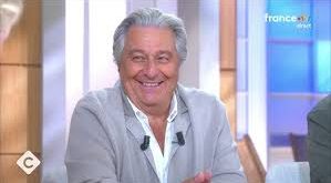 Christian Clavier, 6 Mayıs 1952 tarihinde Fransa’nın başkenti Paris’te dünyaya geldi. Eğitimine prestijli okullarda devam eden Clavier, genç yaşlarda tiyatroya ilgi duymaya başladı. Özellikle okul yıllarında sahne aldığı tiyatro oyunları, onun oyunculuğa olan tutkusunu pekiştirdi.