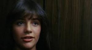 1980’li yıllarda Avrupa sineması, ana akım Hollywood yapımlarından farklı bir yol izliyordu. Daha karanlık atmosferler, deneysel anlatımlar ve cesur sahnelerle öne çıkan bu dönemde Andrea Guzon gibi oyuncular, alternatif sinema kültürünün önemli parçaları hâline geldi.