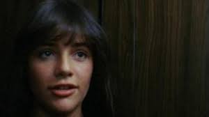 1980’li yıllarda Avrupa sineması, ana akım Hollywood yapımlarından farklı bir yol izliyordu. Daha karanlık atmosferler, deneysel anlatımlar ve cesur sahnelerle öne çıkan bu dönemde Andrea Guzon gibi oyuncular, alternatif sinema kültürünün önemli parçaları hâline geldi.