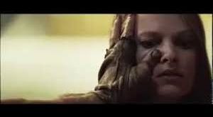 The Hills Have Eyes, 2000’lerin ortasında yükselen “sert gerçekçilik” akımının önemli örneklerinden biridir. Film, klasik korku anlatılarından farklı olarak izleyiciyi konfor alanından çıkaran, rahatsız edici atmosferiyle dikkat çeker.