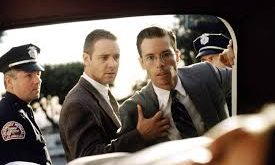 James Ellroy’un aynı adlı romanından uyarlanan film, 1950’lerin Los Angeles’ında geçen karanlık bir polis hikâyesini merkezine alır. Ancak Los Angeles Sırları, yalnızca bir dedektif filmi değildir. Yapım; polis yolsuzluğu, medya manipülasyonu, güç ilişkileri, şöhret kültürü ve ahlaki çöküş üzerine katmanlı bir anlatı sunar.
