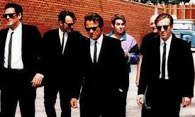 Yönetmen koltuğunda Quentin Tarantino yer alırken, film aynı zamanda onun ilk uzun metrajlı sinema deneyimidir. Tarantino, bu filmle birlikte yalnızca yeni bir yönetmen olarak değil, aynı zamanda yeni bir sinema dili yaratan isimlerden biri hâline gelmiştir.