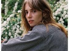 güçlü sinema geçmişi, Maya Hawke’ın çocukluk yıllarından itibaren sanatla iç içe büyümesini sağlamıştır. Ancak Maya Hawke, ailesinin ününe güvenmek yerine kendi kariyer yolunu çizme konusunda oldukça kararlı davranmıştır.