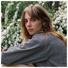 güçlü sinema geçmişi, Maya Hawke’ın çocukluk yıllarından itibaren sanatla iç içe büyümesini sağlamıştır. Ancak Maya Hawke, ailesinin ününe güvenmek yerine kendi kariyer yolunu çizme konusunda oldukça kararlı davranmıştır.