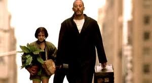 Başrollerinde Jean Reno, Natalie Portman, Gary Oldman ve Danny Aiello gibi güçlü isimlerin yer aldığı film, yayınlandığı dönemde hem büyük beğeni toplamış hem de tartışmaların odağında olmuştur.