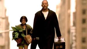 Başrollerinde Jean Reno, Natalie Portman, Gary Oldman ve Danny Aiello gibi güçlü isimlerin yer aldığı film, yayınlandığı dönemde hem büyük beğeni toplamış hem de tartışmaların odağında olmuştur.