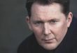 Shane Casey’nin kariyeri, küçük tiyatro prodüksiyonları ve yerel sahne oyunlarıyla başlamıştır. Bu dönemde farklı karakterleri canlandırarak sahne deneyimini artırmış ve performans yeteneğini geliştirmiştir. Tiyatro sahnesinde edindiği disiplin, daha sonra kamera önü oyunculuğuna geçişinde önemli bir avantaj sağlamıştır.