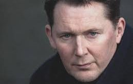 Shane Casey’nin kariyeri, küçük tiyatro prodüksiyonları ve yerel sahne oyunlarıyla başlamıştır. Bu dönemde farklı karakterleri canlandırarak sahne deneyimini artırmış ve performans yeteneğini geliştirmiştir. Tiyatro sahnesinde edindiği disiplin, daha sonra kamera önü oyunculuğuna geçişinde önemli bir avantaj sağlamıştır.
