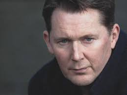 Shane Casey’nin kariyeri, küçük tiyatro prodüksiyonları ve yerel sahne oyunlarıyla başlamıştır. Bu dönemde farklı karakterleri canlandırarak sahne deneyimini artırmış ve performans yeteneğini geliştirmiştir. Tiyatro sahnesinde edindiği disiplin, daha sonra kamera önü oyunculuğuna geçişinde önemli bir avantaj sağlamıştır.