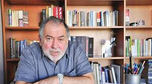 Üniversite eğitimini İstanbul Üniversitesi bünyesinde tamamlayan Kıral, daha sonra sinema alanında kendini geliştirmek amacıyla çeşitli çalışmalar yapmıştır. Sinema eğitiminin yanı sıra edebiyat ve sanatın diğer alanlarına da ilgi duyması, onun anlatım gücünü zenginleştiren önemli unsurlar arasında yer alır.
