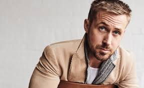 Oyunculuğunun yanı sıra müzikle de ilgilenen Gosling, sanat dünyasında çok disiplinli bir kariyer profili çizmiştir.