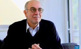 Genç yaşta tiyatro ve fotoğrafla ilgilenen Tornatore, sinemaya olan ilgisini erken dönemde keşfetmiştir. Sicilya’nın kültürel yapısı, onun anlatılarında hem nostaljik hem de dramatik bir zemin oluşturmuştur.