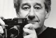 Alman asıllı Avustralyalı fotoğrafçı Helmut Newton, özellikle 1970’ler ve 1990’lar arasında çektiği siyah-beyaz moda fotoğraflarıyla dünya çapında ün kazanmıştır. Onun çalışmaları, hem hayranlık hem de eleştiri toplamış; ancak her durumda moda tarihinin yönünü değiştirmiştir.