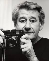 Alman asıllı Avustralyalı fotoğrafçı Helmut Newton, özellikle 1970’ler ve 1990’lar arasında çektiği siyah-beyaz moda fotoğraflarıyla dünya çapında ün kazanmıştır. Onun çalışmaları, hem hayranlık hem de eleştiri toplamış; ancak her durumda moda tarihinin yönünü değiştirmiştir.