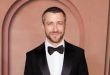Özellikle portre çalışmaları, belgesel projeleri, müzik videoları ve sinema alanındaki üretimleriyle tanınan Francesco Carrozzini, estetik duyarlılığı yüksek çalışmaları sayesinde uluslararası düzeyde dikkat çekmiştir. Sanatsal yaklaşımında yalnızca görüntü oluşturmayı değil, karakterlerin ve olayların duygusal yönlerini ortaya çıkarmayı hedefleyen yönetmen, farklı disiplinleri bir araya getiren bir anlayış benimsemiştir.