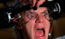 Başrolde Malcolm McDowell yer alırken, film yalnızca şiddeti anlatan bir hikâye değildir. Görünürde gençlik suçları, toplumsal çöküş ve suç psikolojisi üzerine ilerleyen anlatı, derinlerinde insan doğası, ahlak, özgür seçim ve devlet kontrolü gibi ağır felsefi sorular taşır.