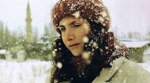 20 Ekim 2006’da gösterime giren yapım, 56. Cannes Film Festivali’nde FIPRESCI Ödülü kazanarak uluslararası alanda büyük bir yankı uyandırmıştır. Minimal anlatımı, yoğun psikolojik çözümlemeleri ve görsel diliyle “İklimler”, Ceylan sinemasının olgunluk dönemine geçişinin en önemli işaretlerinden biri olarak kabul edilir.
