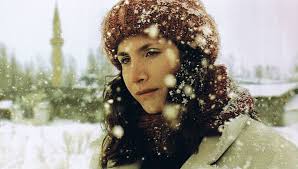 20 Ekim 2006’da gösterime giren yapım, 56. Cannes Film Festivali’nde FIPRESCI Ödülü kazanarak uluslararası alanda büyük bir yankı uyandırmıştır. Minimal anlatımı, yoğun psikolojik çözümlemeleri ve görsel diliyle “İklimler”, Ceylan sinemasının olgunluk dönemine geçişinin en önemli işaretlerinden biri olarak kabul edilir.