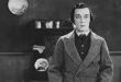 Buster Keaton, sessiz sinema döneminin en büyük yıldızlarından biri, sinema tarihinin en yaratıcı komedi ustalarından biri ve görsel anlatım sanatının öncülerinden biridir. Özellikle ifadesiz yüzü nedeniyle “Taş Surat” (The Great Stone Face) lakabıyla tanınan Keaton, yalnızca oyunculuğuyla değil; yönetmenliği, senaristliği, yapımcılığı ve sinemaya getirdiği teknik yeniliklerle de sinema tarihinin unutulmaz isimleri arasında yer almıştır.
