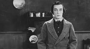 Buster Keaton, sessiz sinema döneminin en büyük yıldızlarından biri, sinema tarihinin en yaratıcı komedi ustalarından biri ve görsel anlatım sanatının öncülerinden biridir. Özellikle ifadesiz yüzü nedeniyle “Taş Surat” (The Great Stone Face) lakabıyla tanınan Keaton, yalnızca oyunculuğuyla değil; yönetmenliği, senaristliği, yapımcılığı ve sinemaya getirdiği teknik yeniliklerle de sinema tarihinin unutulmaz isimleri arasında yer almıştır.