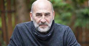 János Kulka’nın kariyeri tiyatro sahnelerinde başladı. Mezuniyetinin ardından Macaristan’ın önde gelen tiyatrolarında görev aldı ve kısa sürede dikkat çekici performanslar sergiledi. Özellikle klasik eserlerdeki rol yorumları, eleştirmenler tarafından büyük övgü aldı.
