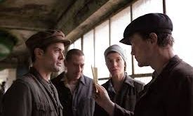 Film, II. Dünya Savaşı’nın hemen ardından, Nazi Almanyası’nın yenilgiye uğratıldığı ancak yarattığı yıkımın hâlâ taze olduğu bir dönemde geçer. Bu dönemde milyonlarca insan hayatını kaybetmiş, hayatta kalanlar ise derin psikolojik yaralarla baş başa kalmıştır.