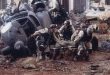 Black Hawk Down, 1993 yılında Somali’de yaşanan gerçek bir askeri operasyonu konu alır. Birleşmiş Milletler’in insani yardım müdahalesi sırasında yaşanan çatışmaların ardından, ABD özel kuvvetleri bölgedeki bazı hedefleri yakalamak üzere görevlendirilir.