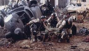 Black Hawk Down, 1993 yılında Somali’de yaşanan gerçek bir askeri operasyonu konu alır. Birleşmiş Milletler’in insani yardım müdahalesi sırasında yaşanan çatışmaların ardından, ABD özel kuvvetleri bölgedeki bazı hedefleri yakalamak üzere görevlendirilir.