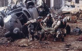 Black Hawk Down, 1993 yılında Somali’de yaşanan gerçek bir askeri operasyonu konu alır. Birleşmiş Milletler’in insani yardım müdahalesi sırasında yaşanan çatışmaların ardından, ABD özel kuvvetleri bölgedeki bazı hedefleri yakalamak üzere görevlendirilir.